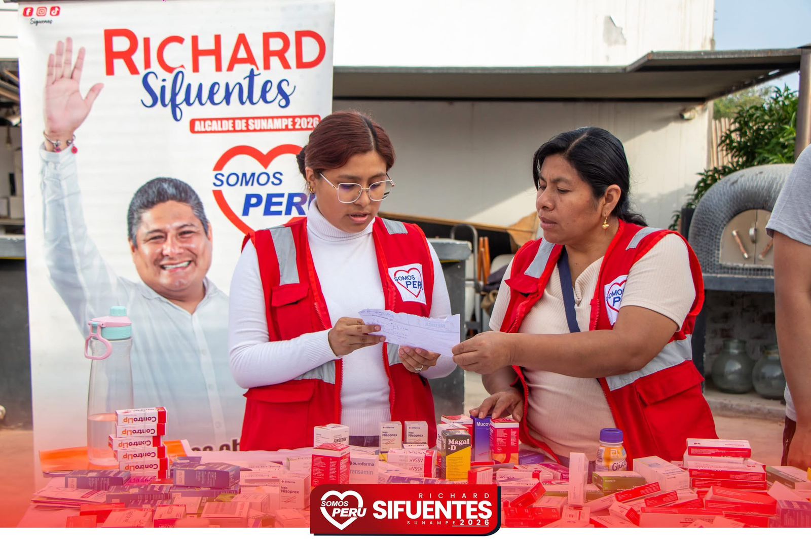 Brigadistas organizando la entrega de medicinas