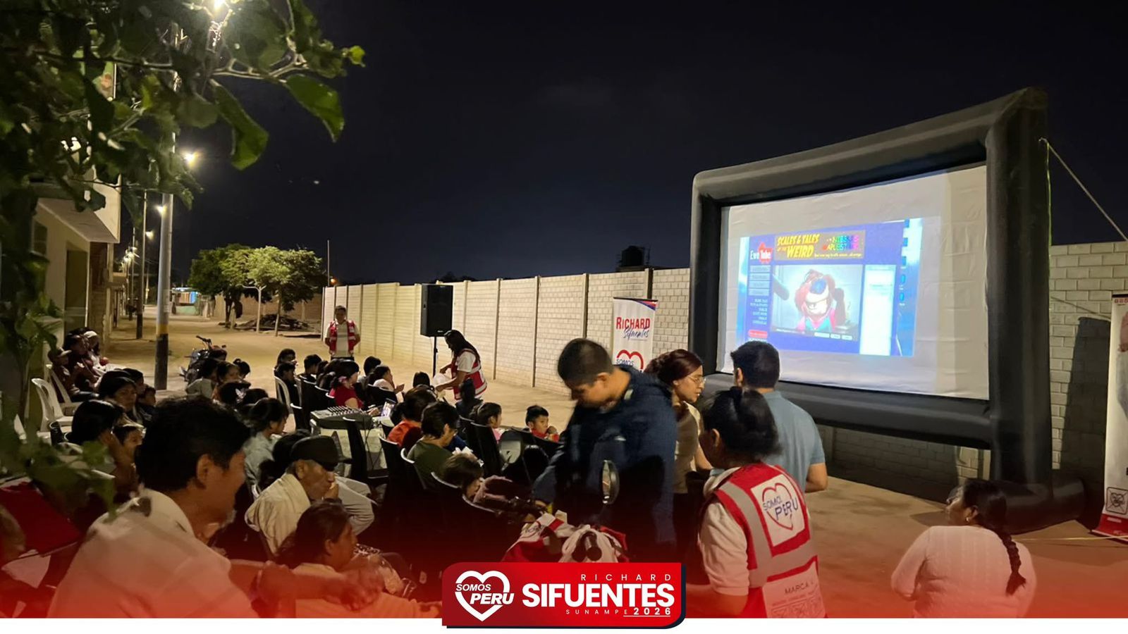 Cine familiar al aire libre en el barrio