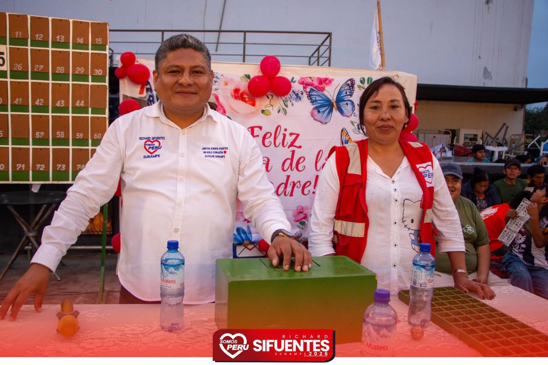 Richard junto a las madres de Sunampe
